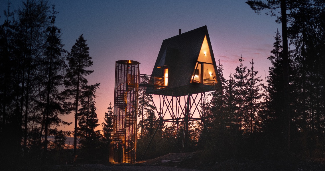 Night picture of the PAN Treetop cabins in Norway