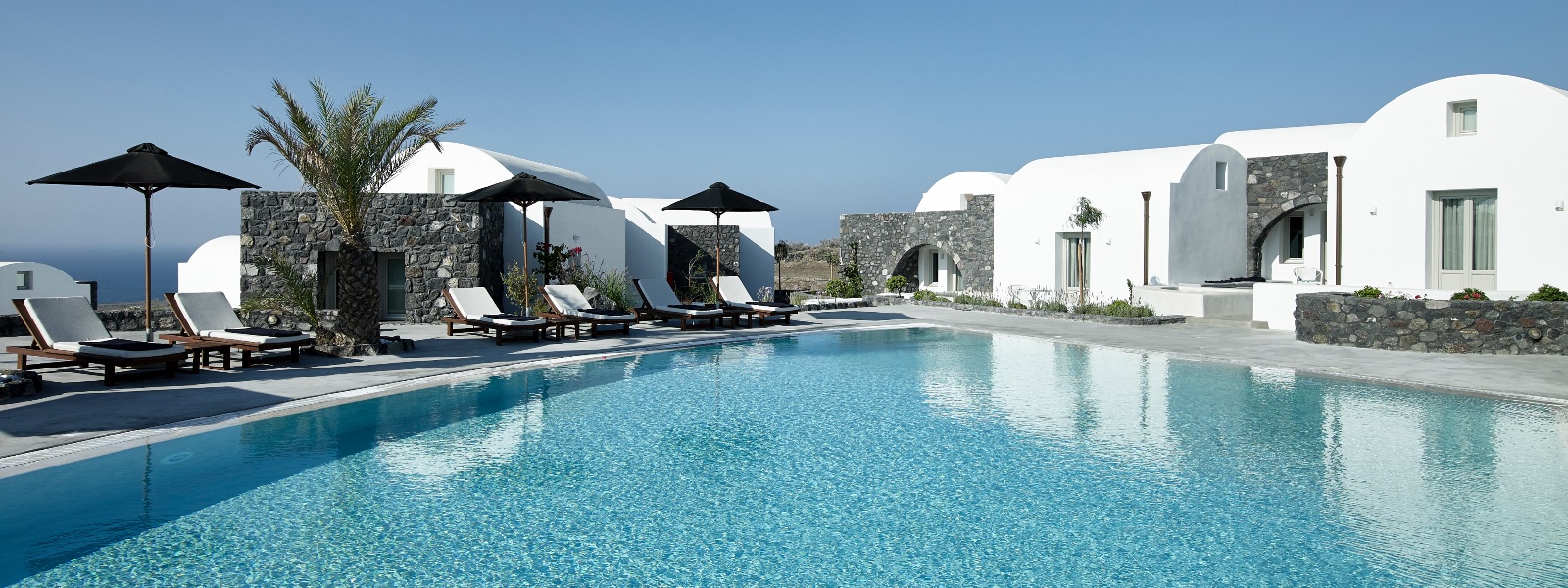 SANTO MARIS OIA_SUITE POOL FRONT